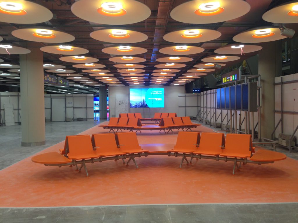 Băng ghế nhà chờ sân bay Madrid 2